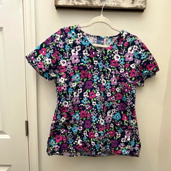 Zoe & Chloe multi color flower scrub top size medium - Picture 1 of 1